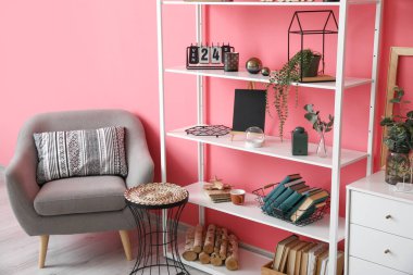 Kitap rafı olan şık bir oturma odası.