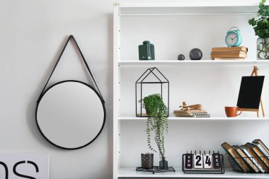 Işık duvarının yanında dekor olan modern kitap rafı