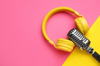 Renkli kulaklıklı Retro mikrofon