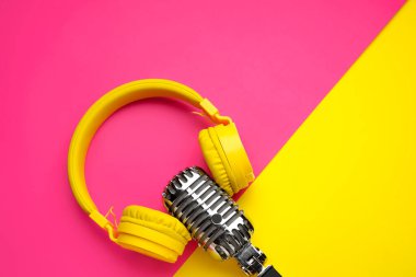 Renkli kulaklıklı Retro mikrofon