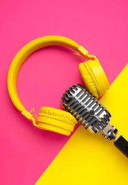 Renkli kulaklıklı Retro mikrofon
