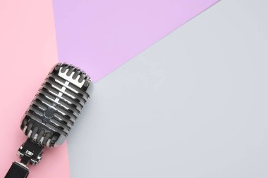 Renkli arkaplanda Retro mikrofon