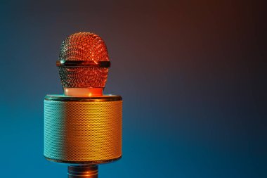 Koyu renk arkaplan üzerine modern mikrofon, yakın plan