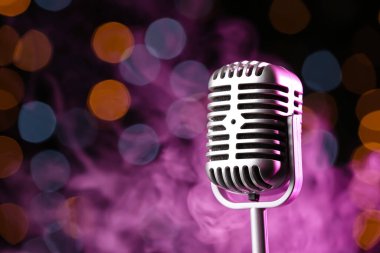 Odaklanamayan ışıklara karşı retro mikrofon, yakın plan