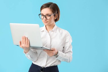 Renkli dizüstü bilgisayarı olan kadın programcı