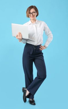 Renkli dizüstü bilgisayarı olan kadın programcı