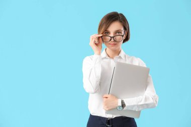 Renkli dizüstü bilgisayarı olan kadın programcı