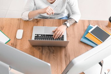 Ofiste dizüstü bilgisayarla çalışan kadın programcı