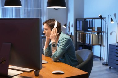 Geceleri ofiste çalışan kadın programcı.