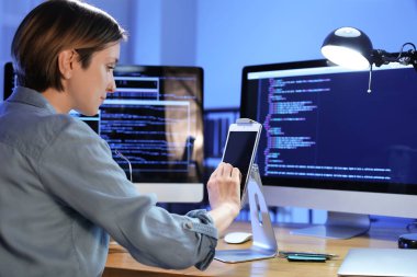 Geceleri ofiste tablet bilgisayar kullanan kadın programcı