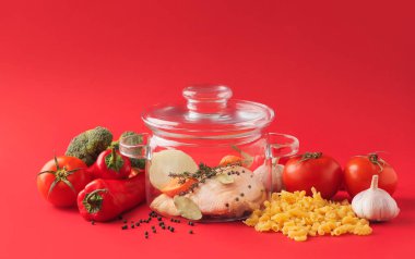 Renkli arkaplanda şık yemek pişirme kabı ve ürünleri