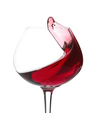 Beyaz arka planda bir bardak şarap.