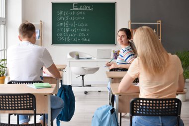 Öğrenciler okulda sınavı geçiyor.