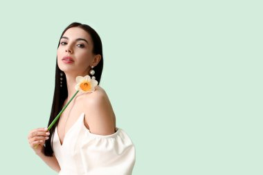 Renkli arka planda narsisli güzel bir genç kadın.