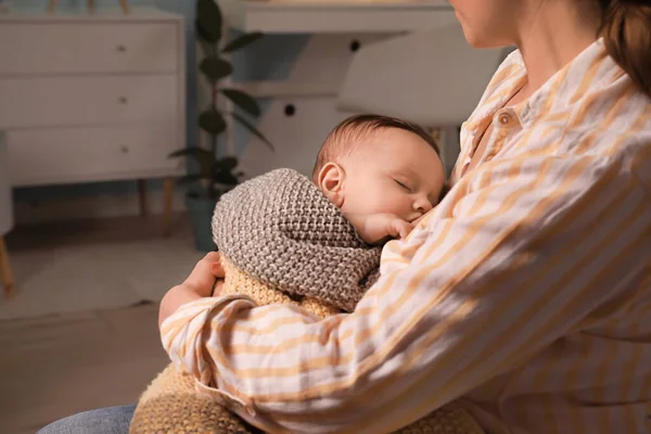 Ung Kvinna Ammar Sitt Barn Hemma Närbild — Stockfoto