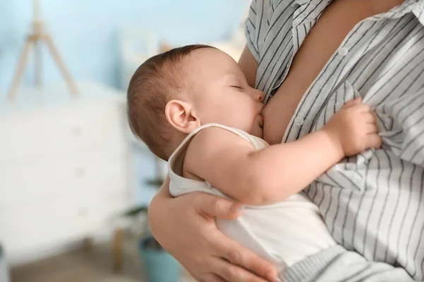 Mladá Žena Kojit Své Dítě Doma Detailní Záběr — Stock fotografie