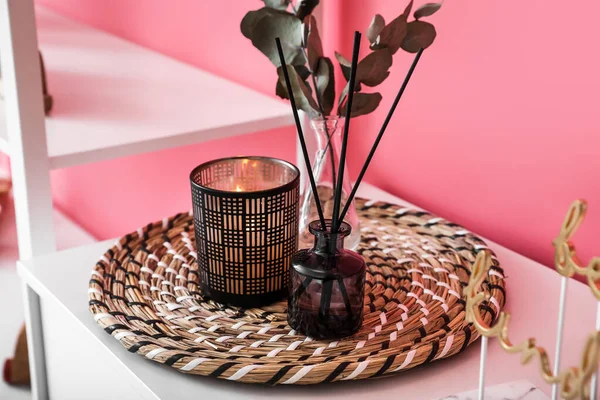 Diffuseur Reed Avec Bougie Vase Sur Étagère Près Mur Couleur — Photo