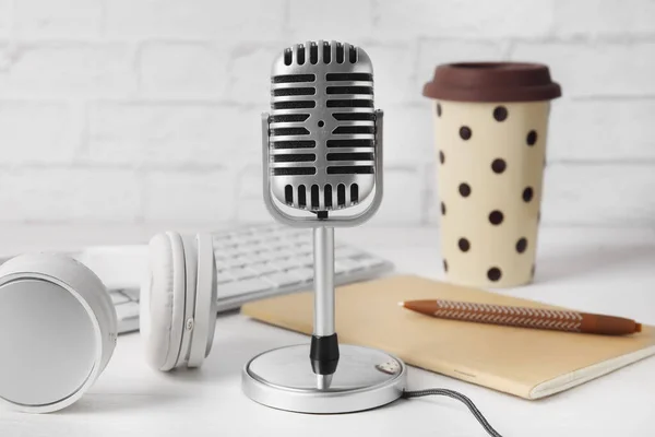 Kulaklıklı Modern Mikrofon Arka Planda Yemek Fincanı — Stok fotoğraf
