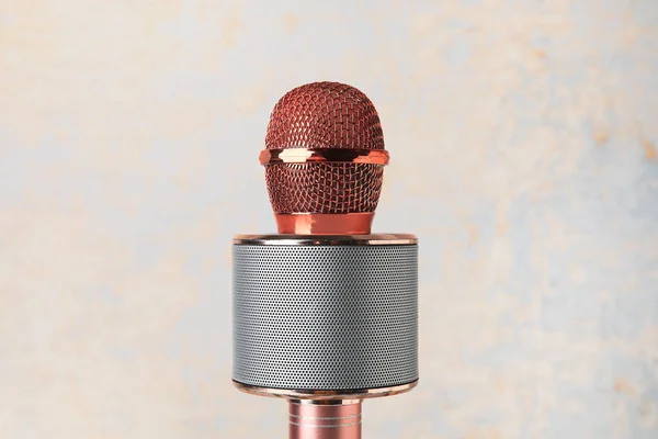 Modernes Mikrofon Auf Hellem Hintergrund Nahaufnahme — Stockfoto