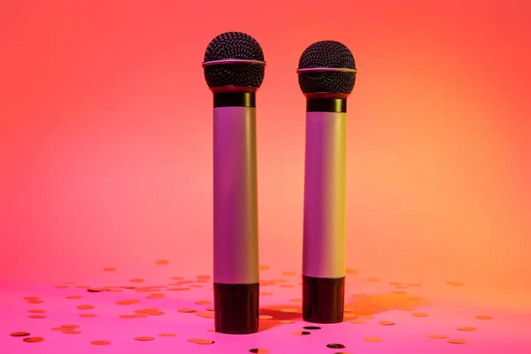 Modern Microphones Confetti Color Background — Stock Photo, Image