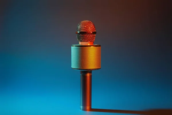 Microfone Moderno Fundo Cor Escura — Fotografia de Stock