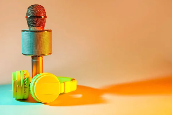 Micrófono Moderno Con Auriculares Sobre Fondo Color —  Fotos de Stock
