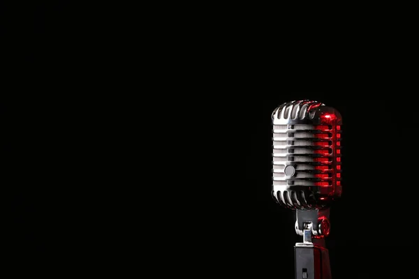 Koyu Arkaplanda Retro Mikrofon — Stok fotoğraf