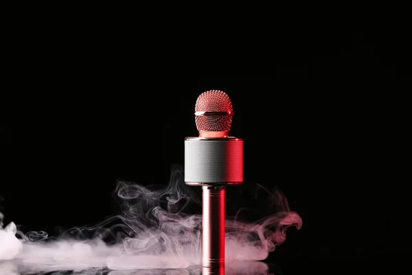 Microfone Moderno Fundo Escuro Com Fumaça — Fotografia de Stock