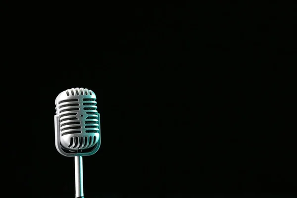Koyu Arkaplanda Retro Mikrofon — Stok fotoğraf