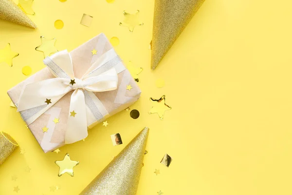 Geschenkbox Mit Party Hüten Und Konfetti Auf Farbigem Hintergrund — Stockfoto