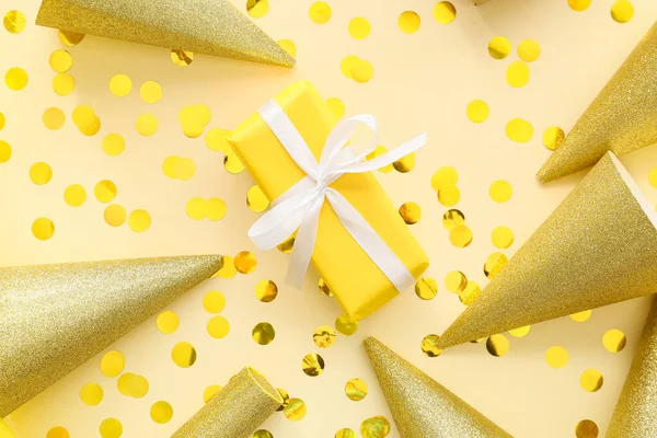 Gift Box Confetti Party Hats Color Background — Stock Photo, Image