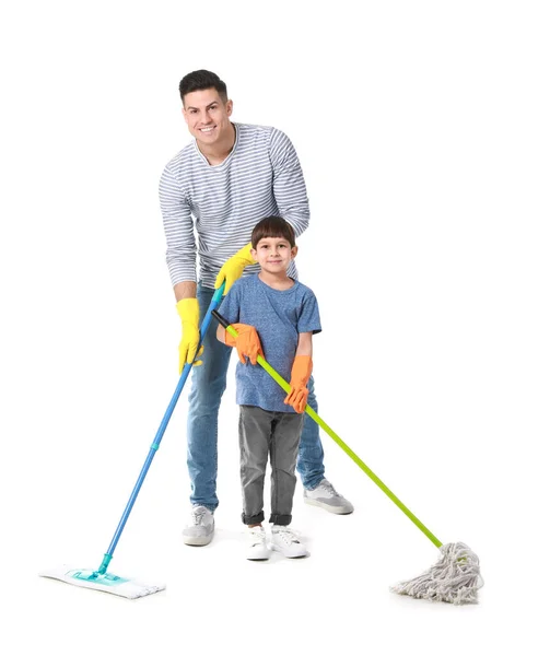 Padre Hijo Fregando Piso Sobre Fondo Blanco — Foto de Stock