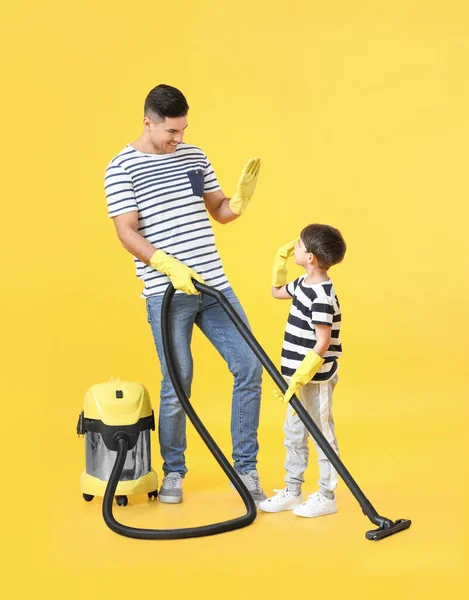 Padre Hijo Con Aspiradora Sobre Fondo Color — Foto de Stock