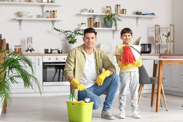 Ayah Dan Anak Dengan Persediaan Pembersih Dapur — Stok Foto
