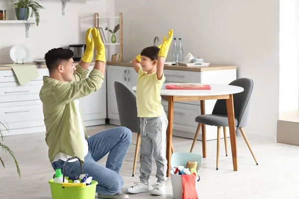 Father Son Cleaning Supplies Kitchen — Stock Photo, Image