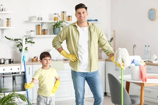 Pai Filho Com Limpeza Suprimentos Cozinha — Fotografia de Stock