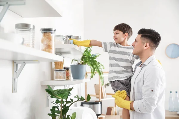 Father Son Cleaning Shelves Kitchen — Stock Photo, Image