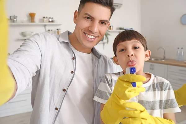 Father Son Taking Selfie Kitchen — Stock Photo, Image