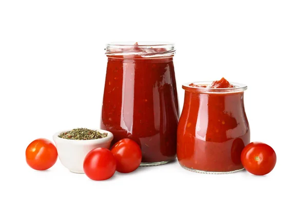 Glazen Potjes Lekkere Tomatensaus Specerijen Witte Achtergrond — Stockfoto