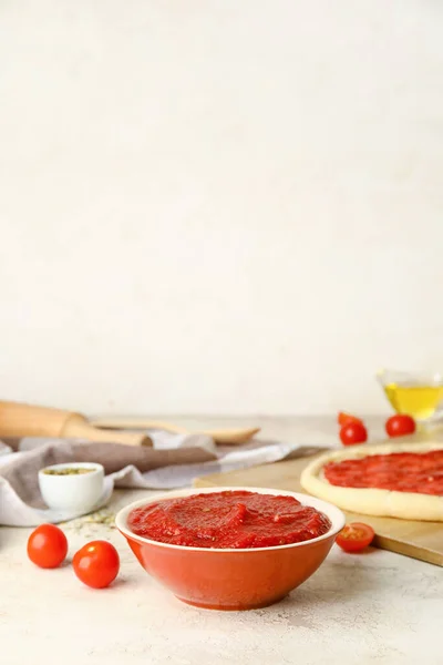 Pizzateig Mit Leckerer Tomatensauce Auf Hellem Hintergrund — Stockfoto