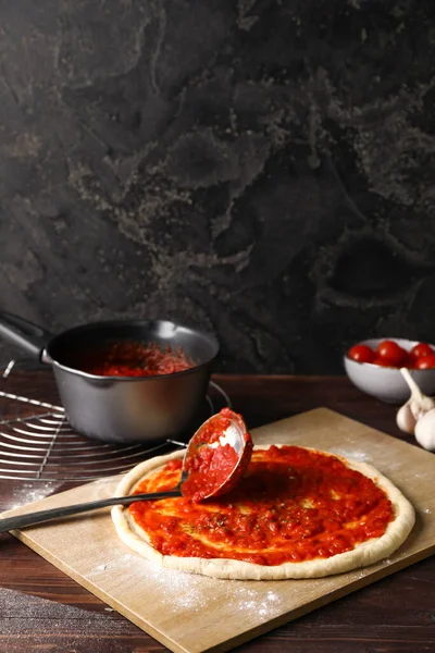 Pizza Dough Tasty Tomato Sauce Dark Background — Stock Photo, Image