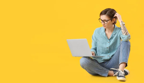 Programmiererin Mit Laptop Auf Farbigem Hintergrund — Stockfoto