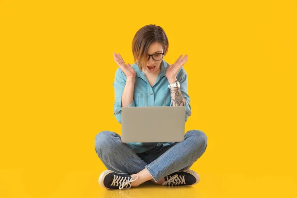 Überraschte Programmiererin Mit Laptop Auf Farbigem Hintergrund — Stockfoto
