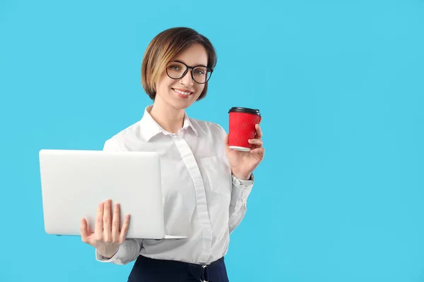 Programmiererin Mit Laptop Und Tasse Kaffee Auf Farbigem Hintergrund — Stockfoto