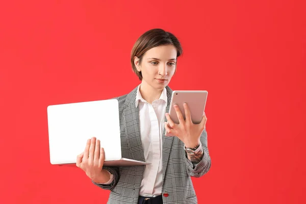 Programmiererin Mit Laptop Und Tablet Computer Auf Farbigem Hintergrund — Stockfoto