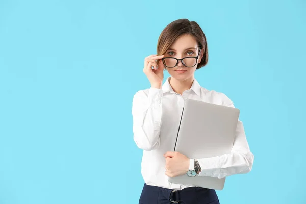 Vrouwelijke Programmeur Met Laptop Kleur Achtergrond — Stockfoto