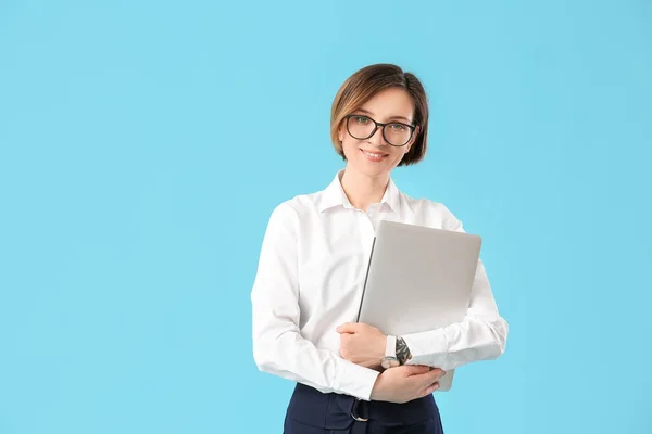 Programmiererin Mit Laptop Auf Farbigem Hintergrund — Stockfoto