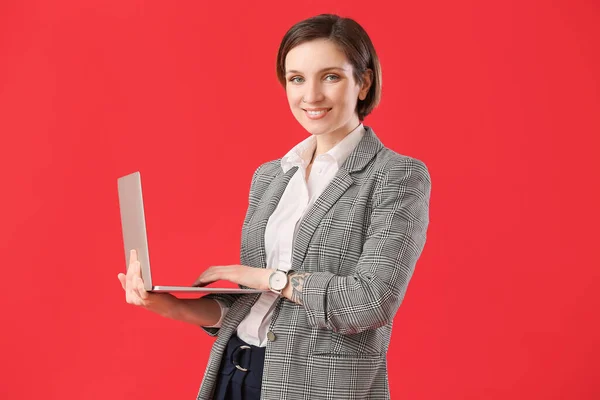 Vrouwelijke Programmeur Met Laptop Kleur Achtergrond — Stockfoto