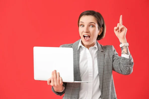 Surprised Female Programmer Laptop Pointing Something Color Background — Stock Photo, Image