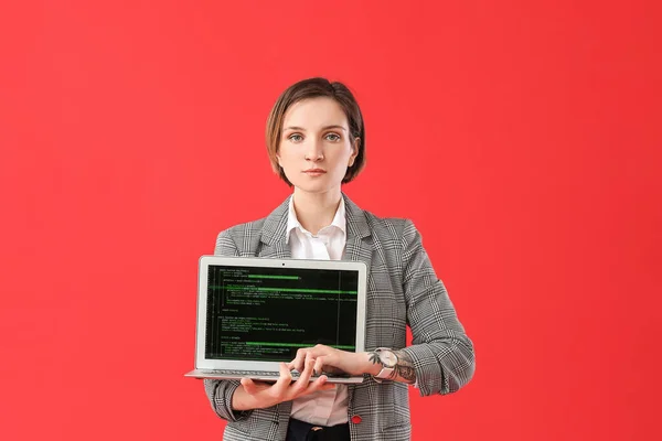 Programmiererin Mit Laptop Auf Farbigem Hintergrund — Stockfoto